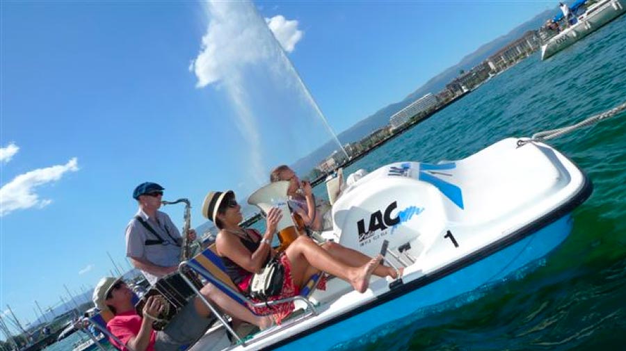 Lectures et musique à pédalo sur le Léman pour fêter les 20 ans des Éditions Encre Fraîche.